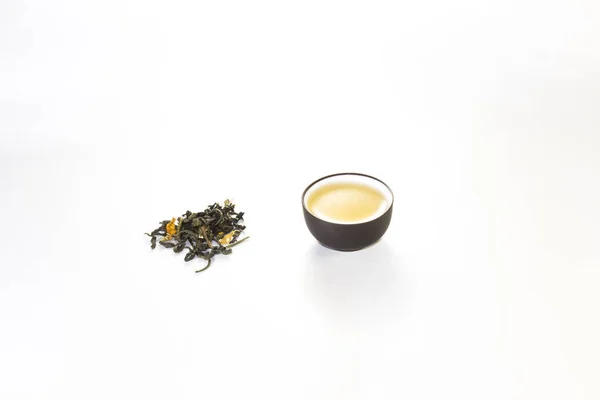Чай и китайская чашка с чаем на белом фоне — стоковое фото