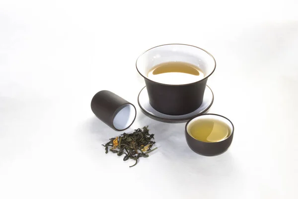 Snuif cup met groen, bloem thee, gaivan en een kopje thee op een whit — Stockfoto