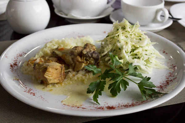 Pirinç ile ekşi krema soslu tavuk