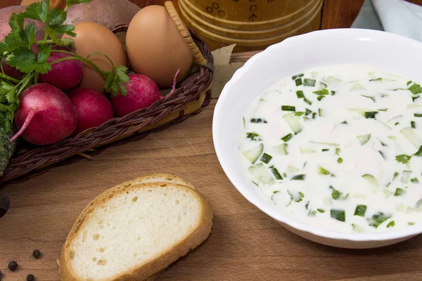 Zupa na zimno z serwatki i biały chleb, okroshka — Zdjęcie stockowe