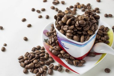 Beyaz bir arka plan üzerinde kahve natürmort