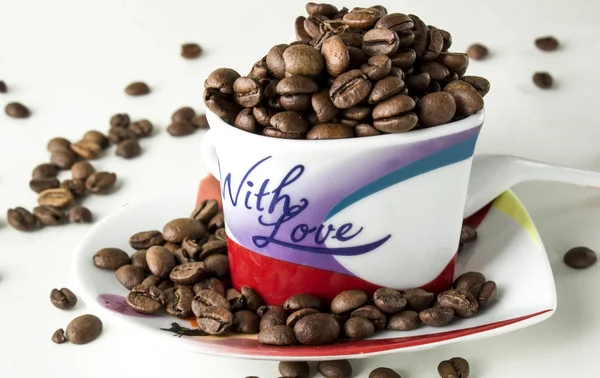 Beyaz bir arka plan üzerinde kahve natürmort