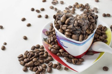 Beyaz bir arka plan üzerinde kahve natürmort