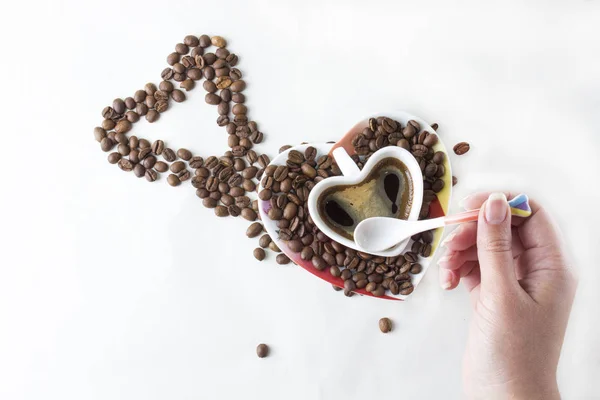 Beyaz bir arka plan üzerinde kahve natürmort