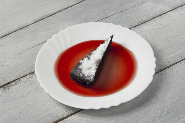 pudra şekeri ve Ahududu reçeli ile Çikolatalı pasta