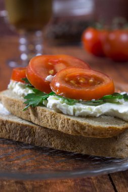 Lor peyniri, otlar ve domates ile İrlandalı kahvaltı sandviç