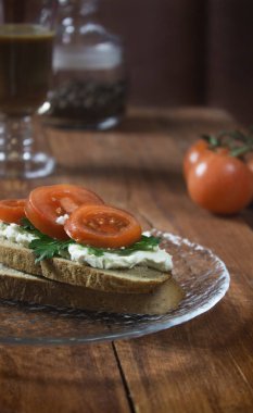 Lor peyniri, otlar ve domates ile İrlandalı kahvaltı sandviç