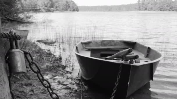 Заблокований човен біля озера — стокове відео