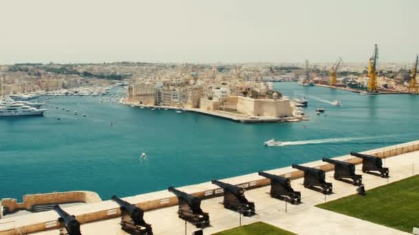 Malta, Valletta - 1 juli, 2016:View från övre Baraka trädgårdar på krigsmuseet på Senglea, Birgu och Kalkara. — Stockvideo