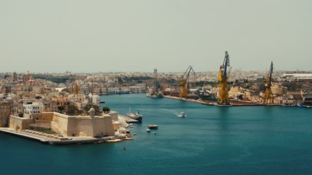 Malta, La Valeta - 1 de julio de 2016: Vista desde los Jardines del Alto Baraka sobre el museo de la guerra en Senglea, Birgu y Kalkara . — Vídeo de stock