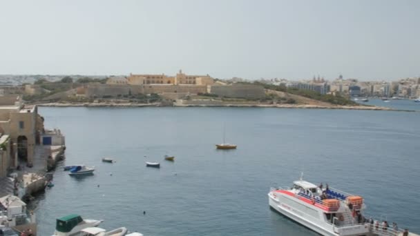 Malta, La Valeta - 1 de julio de 2016: Vista sobre el Gran Puerto . — Vídeo de stock