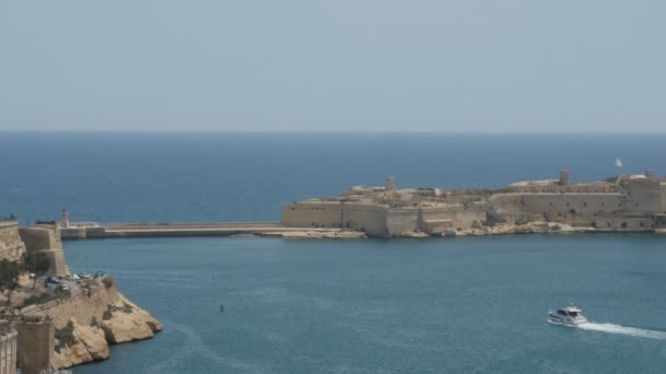 Malta, Valletta - 1, 2016:View z horní Baraka zahrady na vlnolamu — Stock video