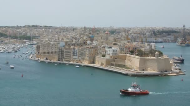 Malta, La Valeta - 1 de julio de 2016: Vista desde los Jardines del Alto Baraka sobre el museo de la guerra en Senglea, Birgu y Kalkara . — Vídeo de stock