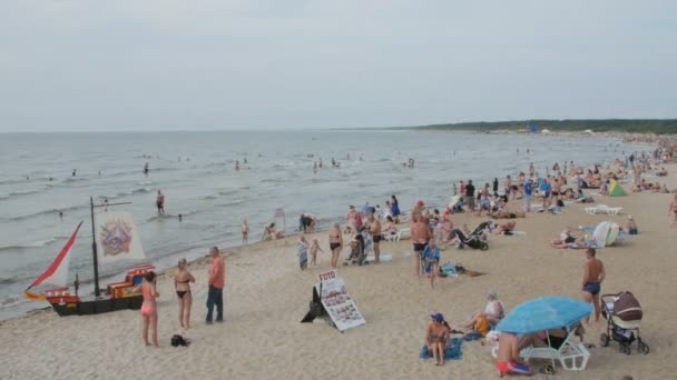 PALANGA, LITUANIA - 30 luglio 2016: Le persone che si rilassano, prendono il sole e nuotano a Palanga City Beach durante la calda giornata estiva . — Video Stock