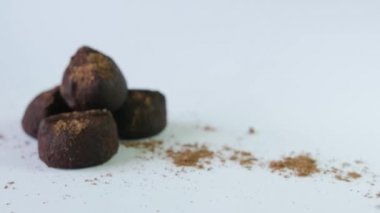 Beyaz arka planda izole çikolatalı trüf.