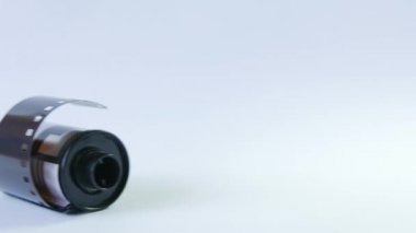 Kartuş beyaz bir arka plan üzerinde eski 35 mm film.