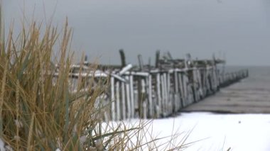 Dalgakıran Baltık Denizi üzerinde kırma dalgalar deniz