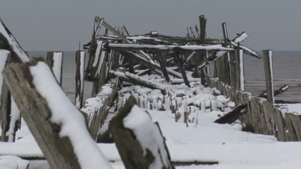 Sea waves breaking on the breakwater on the Baltic Sea. — Stock Video