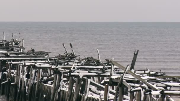 Rozbijają się morskie fale na falochron na Morzu Bałtyckim. — Wideo stockowe