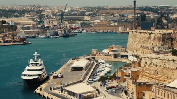 Malta, La Valeta - 1 de julio de 2016: Vista desde los Jardines del Alto Baraka sobre el museo de la guerra en Senglea, Birgu y Kalkara . — Vídeo de stock