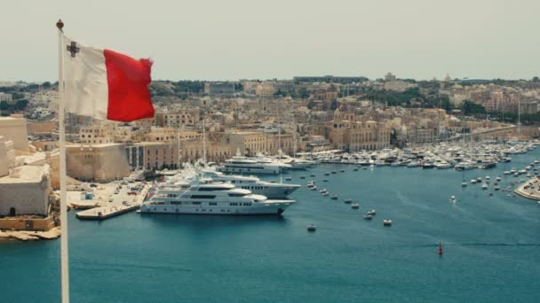 Malta, Valletta - 1 juli, 2016:View från övre Baraka trädgårdar på krigsmuseet på Senglea, Birgu och Kalkara. — Stockvideo