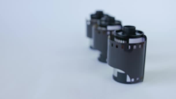 Oude 35 mm film in patroon op een witte achtergrond. — Stockvideo