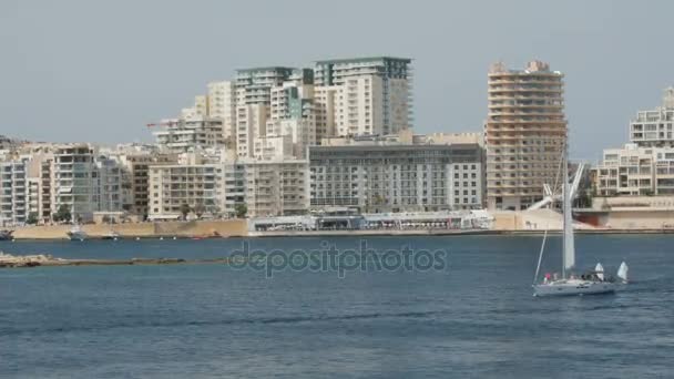 Loď - jachty plachty na pozadí z Valletty na Maltě — Stock video