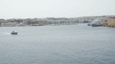 Tekne - yat yelken Malta Valletta arka planda