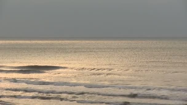 Réflexion du soleil dans les vagues — Video