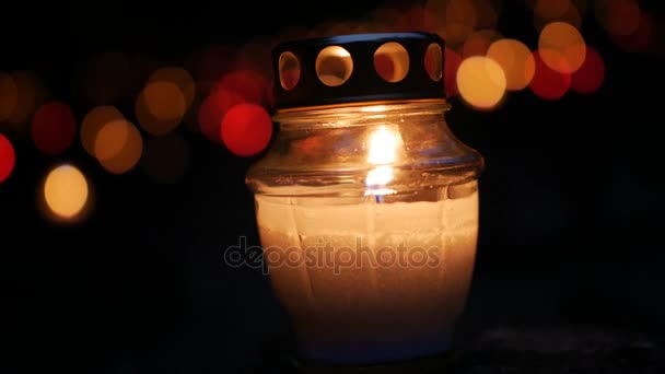 Cemitério à noite com velas coloridas para o Dia de Todos os Santos. O Dia de Todos os Santos é uma solenidade celebrada em 1 de novembro pela Igreja Católica. Tiro estático . — Vídeo de Stock