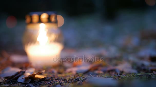 对坟墓，蜡烛蜡烛 — 图库视频影像