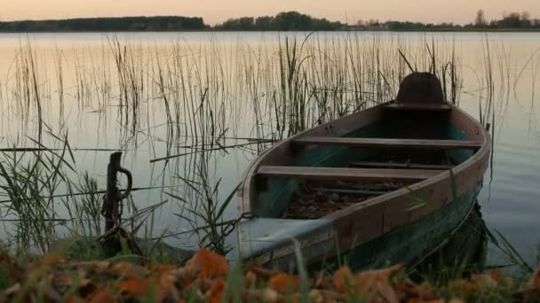 Заблокований човен біля озера — стокове відео