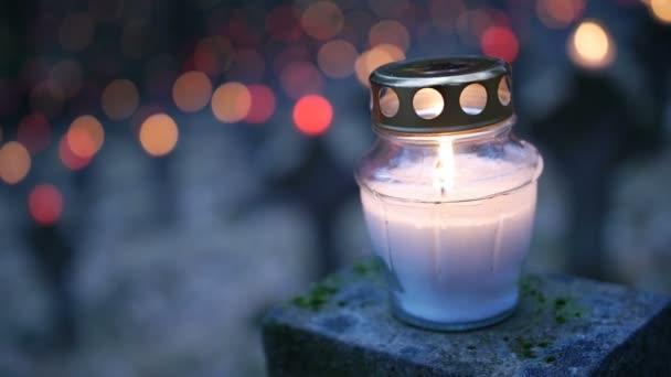 Cemitério à noite com velas coloridas para o Dia de Todos os Santos. O Dia de Todos os Santos é uma solenidade celebrada em 1 de novembro pela Igreja Católica. Tiro estático . — Vídeo de Stock