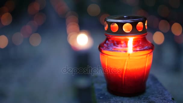 Kerkhof bij nacht met kleurrijke kaarsen voor Allerheiligen. Allerheiligen is een hoogfeest gevierd op 1 November door de katholieke kerk. Statische opname. — Stockvideo