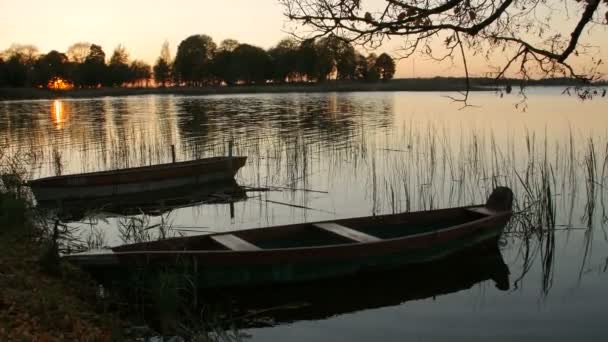 湖のほとりにロックされたボート — ストック動画
