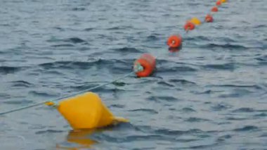 Renkli bir liman içinde yüzer dubalar.