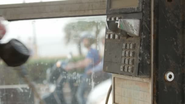 Viejo teléfono negro oxidado en moneda cabina telefónica . — Vídeos de Stock