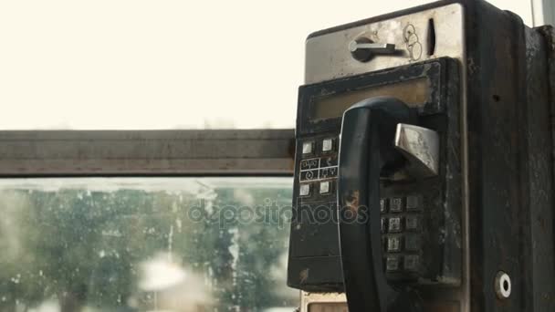 Gammal svart rostig telefon i telefonkiosk mynt. — Stockvideo