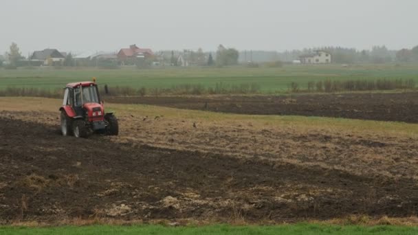 Фермер вспахивает поле. — стоковое видео