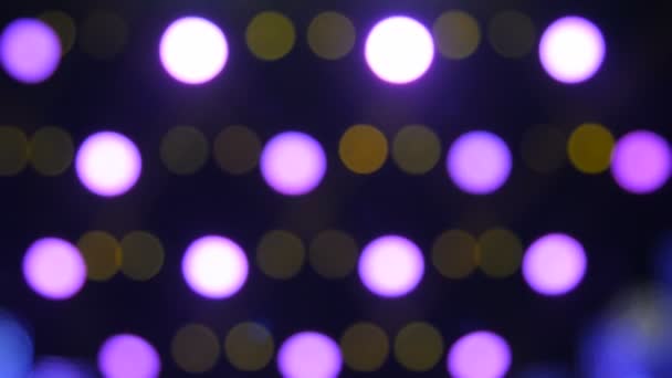 カラフルなレイのステージの背景に光のぼやけてフォーカス — ストック動画