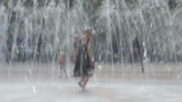 在喷泉上跳舞的女孩 — 图库视频影像