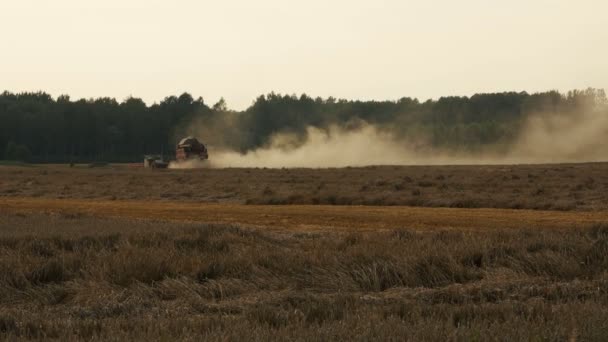 2016 August 21, Lithuania, Ukmerges region. Harvester machine to harvest wheat field working. Agriculture — Stock Video