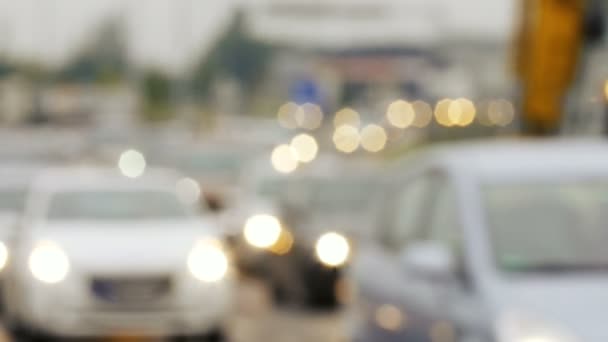 Blurry. clip non concentré de la circulation urbaine. y compris les voitures. autobus et autres véhicules .