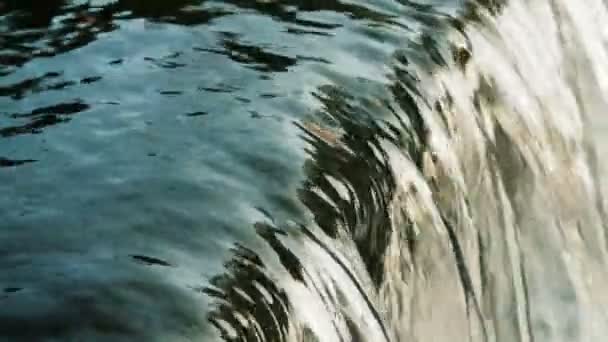 Flödande floden vatten närbild. — Stockvideo