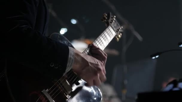Hombre guitarrista principal tocando la guitarra eléctrica — Vídeo de stock