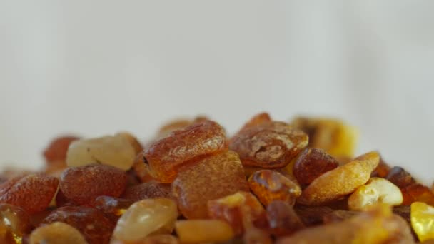 Pierres ambrées sur la table tournante — Video