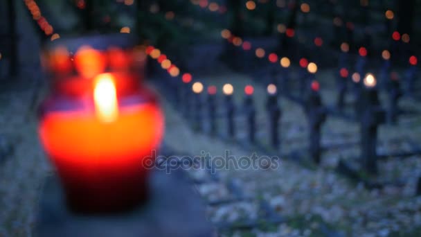 Friedhof in der Nacht mit bunten Kerzen für alle Heiligen Tag. Allerheiligen ist ein Hochfest, das von der katholischen Kirche am 1. November gefeiert wird. Statischer Schuss. — Stockvideo