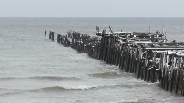 Rozbijają się morskie fale na falochron na Morzu Bałtyckim. — Wideo stockowe
