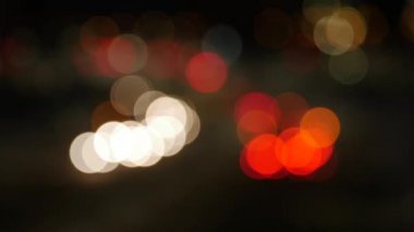 Odaklanamayan gece trafik ışıkları