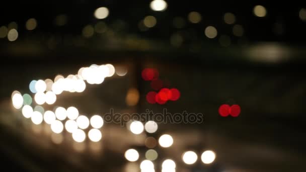 Розфокусовані нічні світлофори — стокове відео